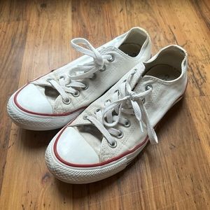 Converse low top sneakers ⭐️